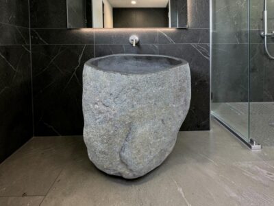 vasque sur pied en pierre naturelle totem