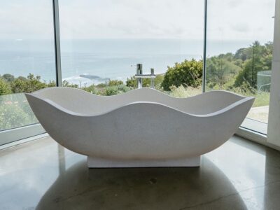 baignoire ilot en pierre beige