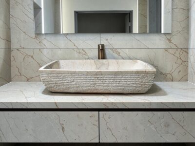 grand lavabo salle de bain en pierre